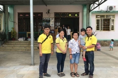 Tặng quà cho các em tại Cơ sở Bảo trợ trẻ em Thiên Thần