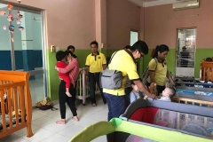 Tặng quà cho các em tại Cơ sở Bảo trợ trẻ em Thiên Thần