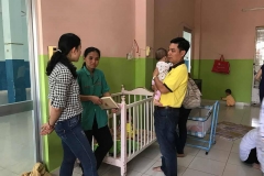 Tặng quà cho các em tại Cơ sở Bảo trợ trẻ em Thiên Thần
