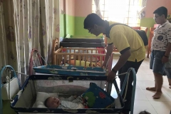 Tặng quà cho các em tại Cơ sở Bảo trợ trẻ em Thiên Thần