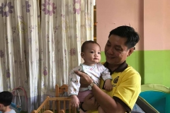 Tặng quà cho các em tại Cơ sở Bảo trợ trẻ em Thiên Thần