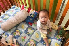 Tặng quà cho các em tại Cơ sở Bảo trợ trẻ em Thiên Thần