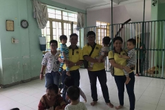 Tặng quà cho các em tại Cơ sở Bảo trợ trẻ em Thiên Thần