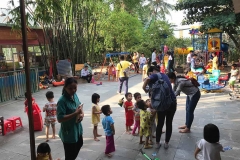 Tặng quà cho các em tại Cơ sở Bảo trợ trẻ em Thiên Thần