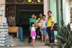 Tặng quà cho các em tại Cơ sở Bảo trợ trẻ em Thiên Thần