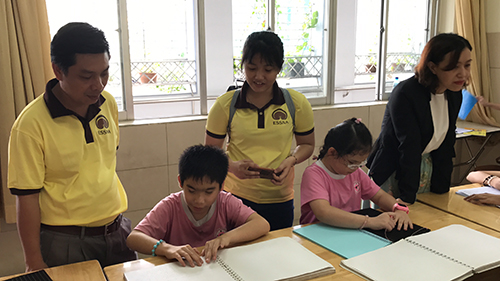 Các em học chữ tại Mái Ấm Nhật Hồng