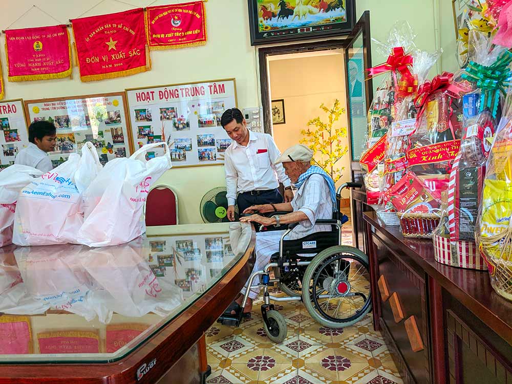 Essna thăm hỏi sức khoẻ và tặng quà cho người già neo đơn tại Trung tâm dưỡng lão Thị Nghè