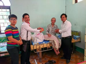 Essna thăm hỏi sức khoẻ và tặng quà cho người già neo đơn tại Trung tâm dưỡng lão Thị Nghè