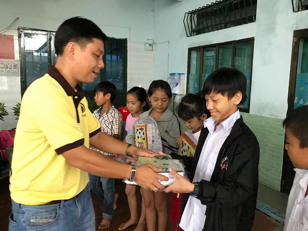 Essna thăm và tặng quà tiếp sức đến trường cho các em tại Mái Ấm Bình Hưng - Bình Chánh